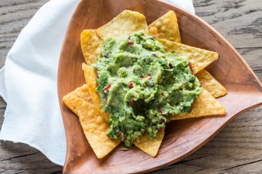 Guacamole ahşap arka plan üzerinde tortilla cips ile
