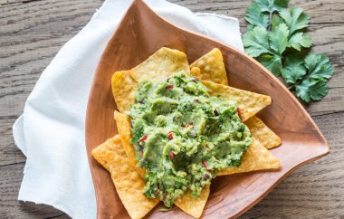 Guacamole ahşap arka plan üzerinde tortilla cips ile