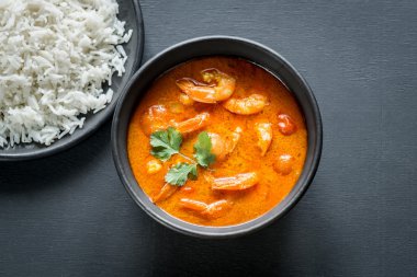 Tay curry ile deniz ürünleri ve beyaz pirinç sarı
