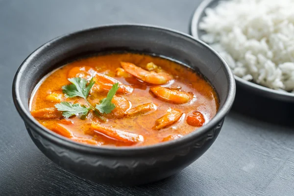 Thailändisches gelbes Curry mit Meeresfrüchten und weißem Reis — Stockfoto