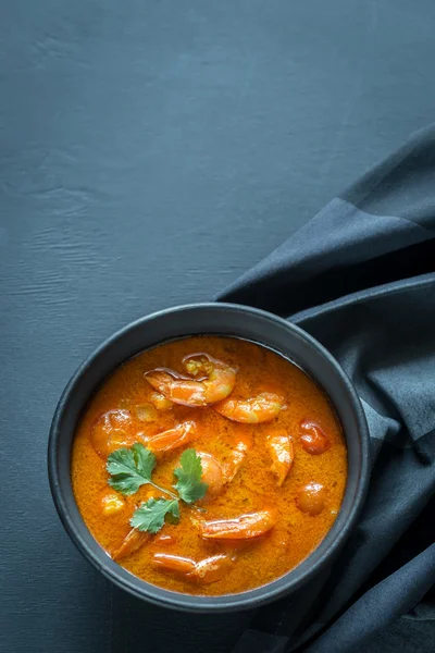 Schüssel mit gelbem Thai-Curry mit Meeresfrüchten — Stockfoto