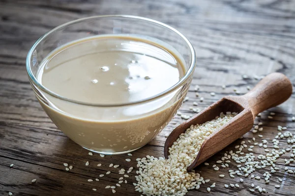 Ciotola di tahini con semi di sesamo — Foto Stock