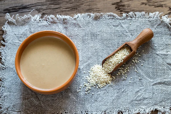 Cuenco de tahini con semillas de sésamo —  Fotos de Stock