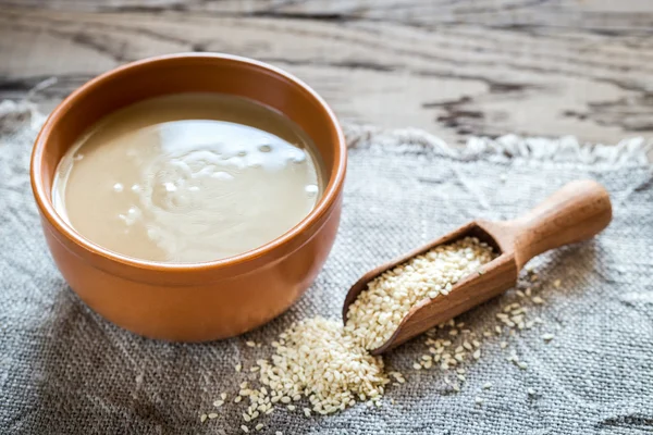 Taça de tahini com sementes de sésamo — Fotografia de Stock