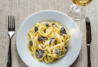 Morel mantarlı Tagliatelle