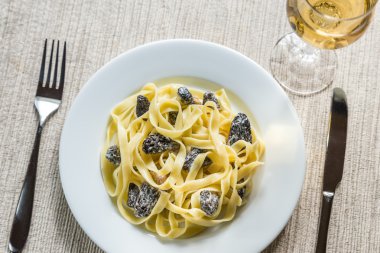 Morel mantarlı Tagliatelle