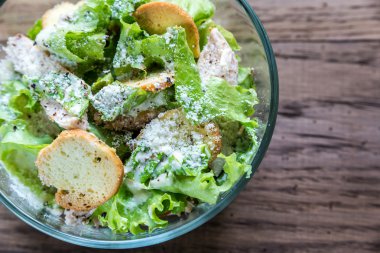 Tavuklu Sezar salata kâsesi