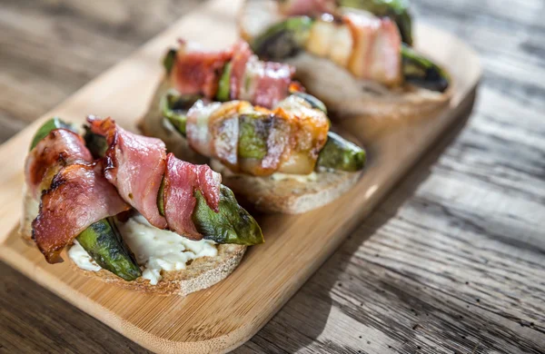 Toasturi cu brânză cremă și avocado învelite în slănină — Fotografie, imagine de stoc