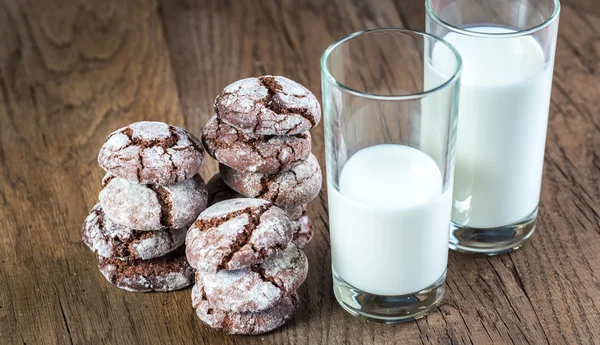Choklad cookies med glas mjölk — Stockfoto