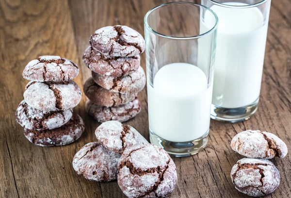 Chocolate cookies with glasses of milk — Stock Photo, Image