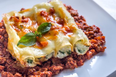 Bolognese soslu ricotta ile doldurulmuş Canelloni