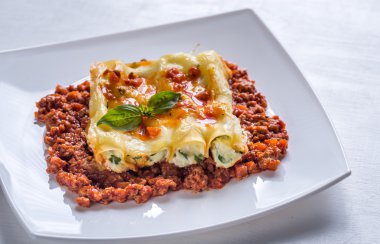 Bolognese soslu ricotta ile doldurulmuş Canelloni