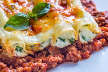 Bolognese soslu ricotta ile doldurulmuş Canelloni