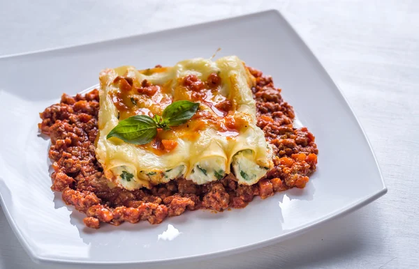 Canelones rellenos de ricotta con salsa boloñesa — Foto de Stock