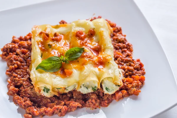 Canelloni gevuld met ricotta met bolognese saus — Stockfoto