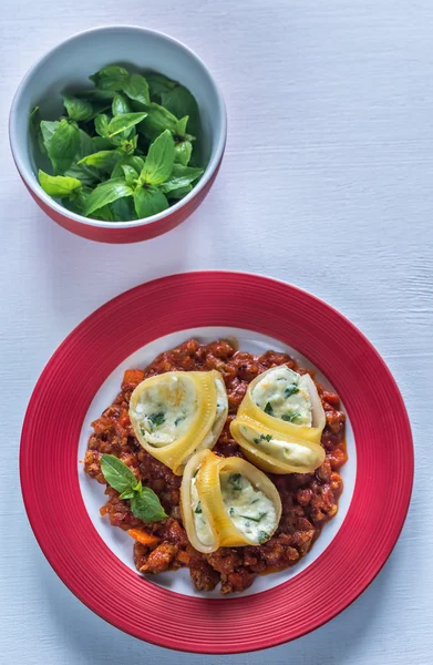 Lumaconi nadziewane ricotta z sosem bolognese — Zdjęcie stockowe