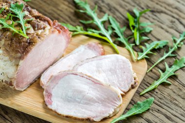 Etli taze roket salata ahşap tahta üzerinde pişmiş