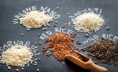 Koyu arka plan üzerinde pirinç çeşitleri