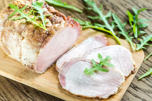 Запечённое мясо со свежим салатом на деревянной доске — стоковое фото
