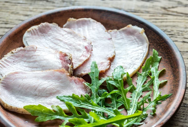 Baked meat with fresh rocket salad — Stock Photo, Image