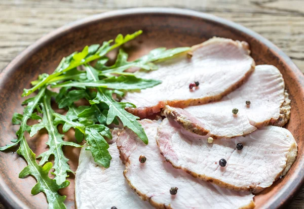 Baked meat with fresh rocket salad — Stock Photo, Image