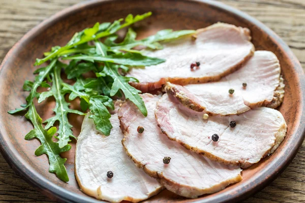 Baked meat with fresh rocket salad — Stock Photo, Image