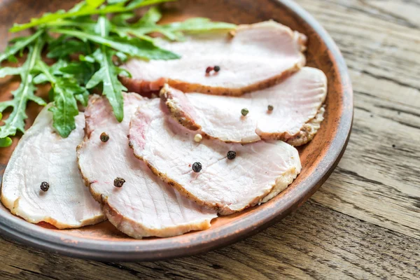 Baked meat with fresh rocket salad — Stock Photo, Image