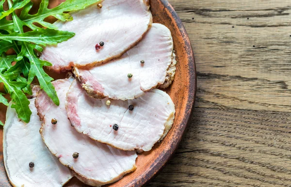 Baked meat with fresh rocket salad — Stock Photo, Image