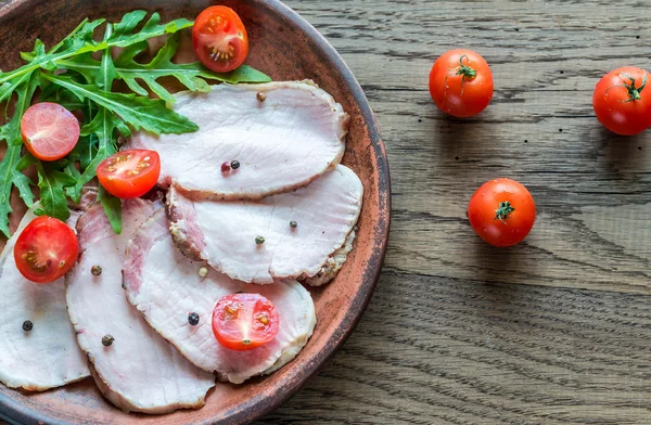 Baked meat with fresh rocket salad and cherry tomatoes — Stock Photo, Image