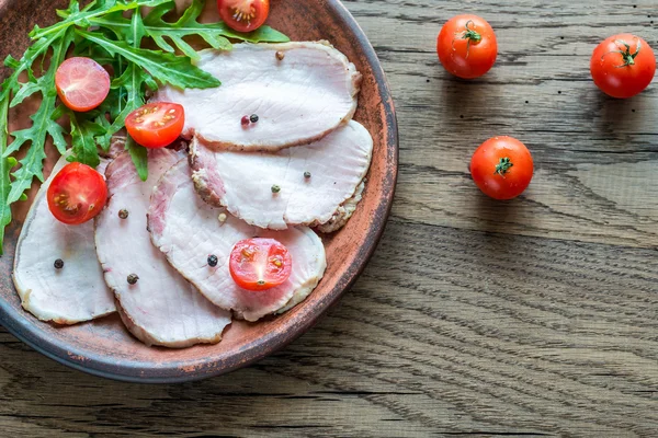 Baked meat with fresh rocket salad and cherry tomatoes — Stock Photo, Image