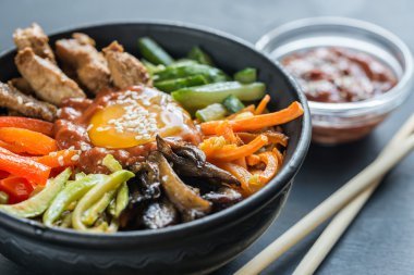 Ahşap masa üzerinde bibimbap kase