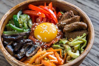 Ahşap masa üzerinde bibimbap kase