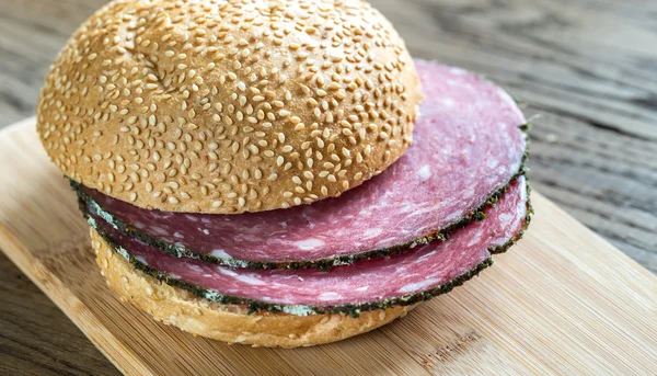 Sandwich au salami — Photo