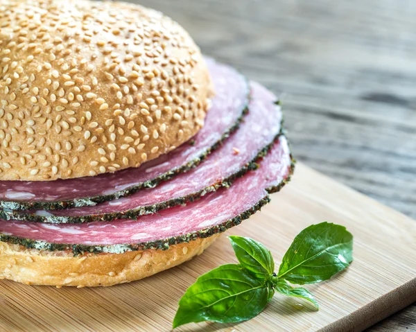 Sandwich mit Salami — Stockfoto