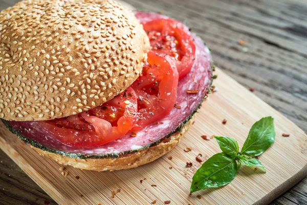 Sandwich mit Salami und Tomaten — Stockfoto
