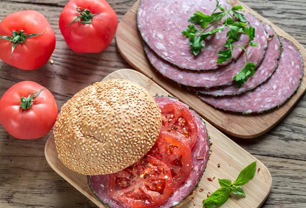 Sandwich au salami et tomates — Photo