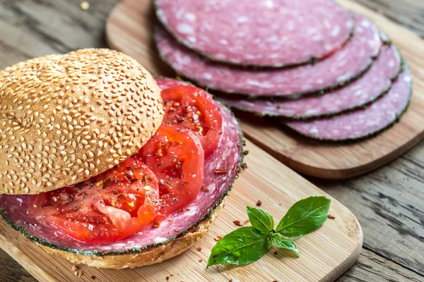 Sandwich au salami et tomates — Photo