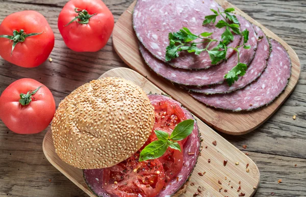 Sandwich mit Salami und Tomaten — Stockfoto