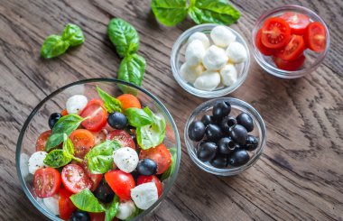 Salata domates, zeytin, mozzarella ve fesleğen ile