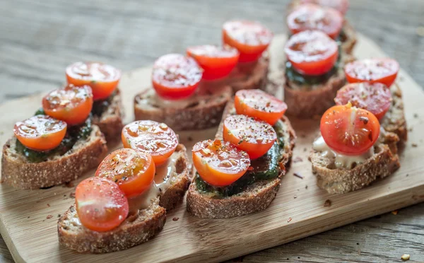 Тости з тахіні та м'ятним соусом та вишневими помідорами — стокове фото