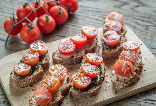 Tostadas con tahini y salsa de menta y tomates cherry —  Fotos de Stock