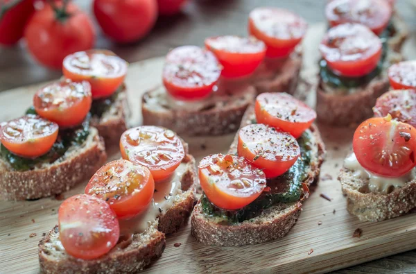 Тосты с тахини и мятным соусом и помидорами черри — стоковое фото