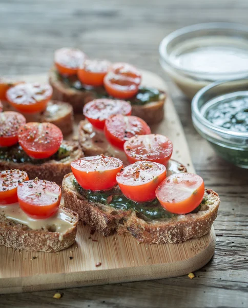 Tostadas con tahini y salsa de menta y tomates cherry —  Fotos de Stock