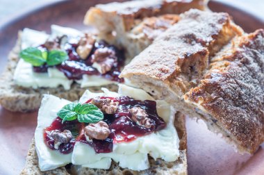 Ekmek brie ve reçel ile