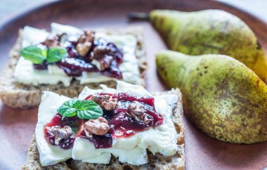 Ekmek brie ve reçel ile