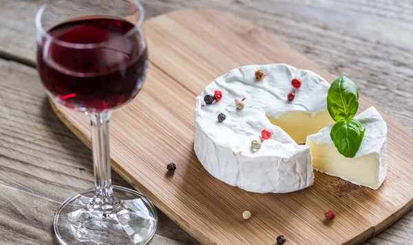 Camembert peyniri kadeh şarap ile — Stok fotoğraf