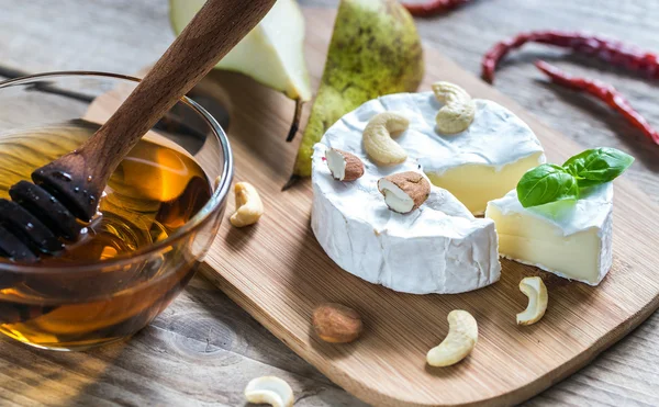 Camembert cheese on the wooden board — Stock Photo, Image