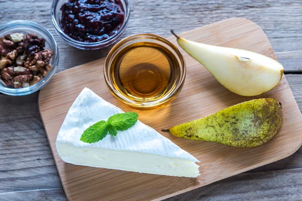 Brie-Käse mit Honig und Marmelade — Stockfoto