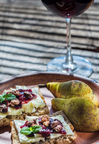 Bread with brie and jam — Stock Photo, Image