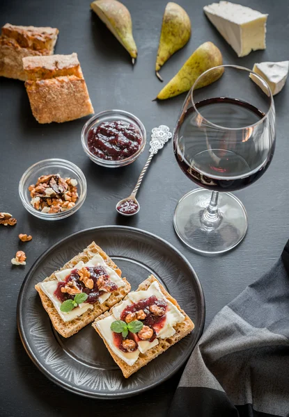 Brot mit Brie und Marmelade — Stockfoto